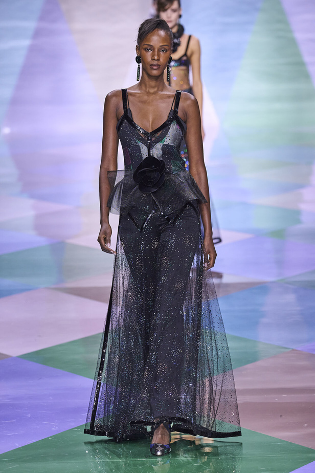 مجموعة Giorgio Armani Privé للهوت كوتور.. أناقة راقية وتصاميم كلاسيكية