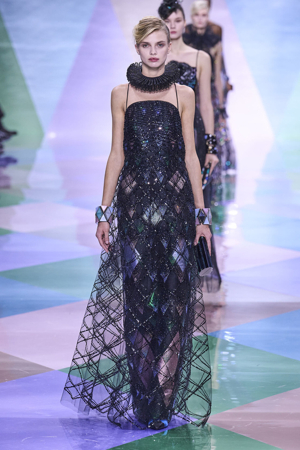 مجموعة Giorgio Armani Privé للهوت كوتور.. أناقة راقية وتصاميم كلاسيكية