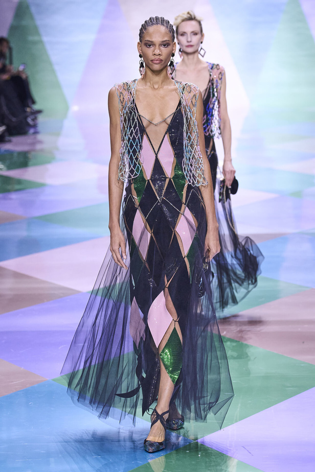 مجموعة Giorgio Armani Privé للهوت كوتور.. أناقة راقية وتصاميم كلاسيكية