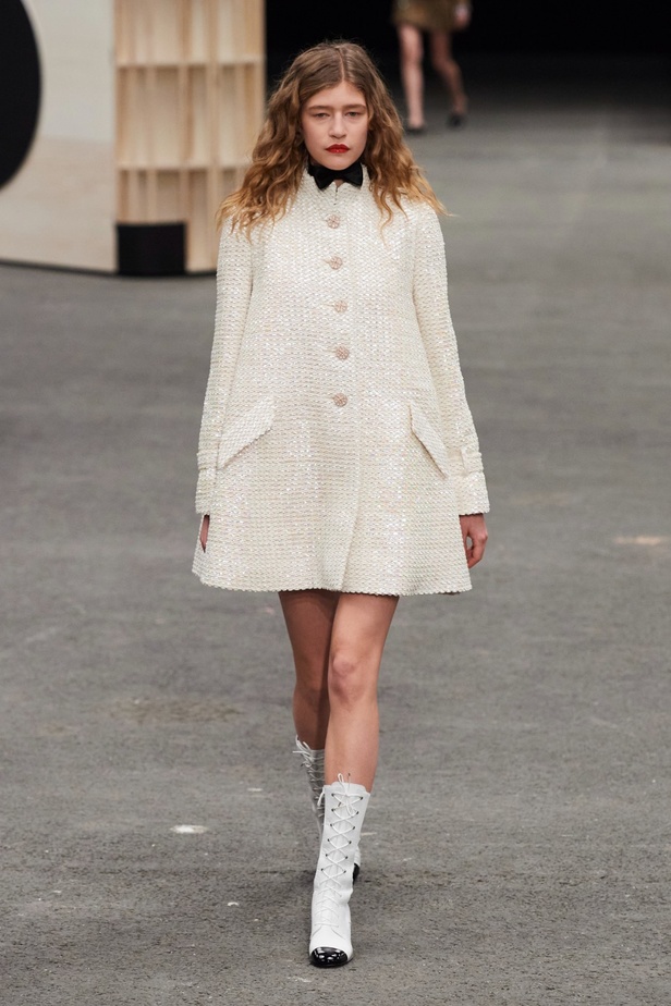 CHANEL تأخذنا في رحلة خيالية من وحي المنحوتات الأسطورية داخل شقة غابرييل شانيل