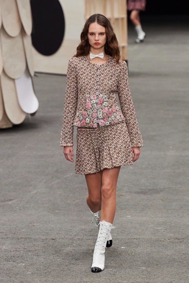 CHANEL تأخذنا في رحلة خيالية من وحي المنحوتات الأسطورية داخل شقة غابرييل شانيل