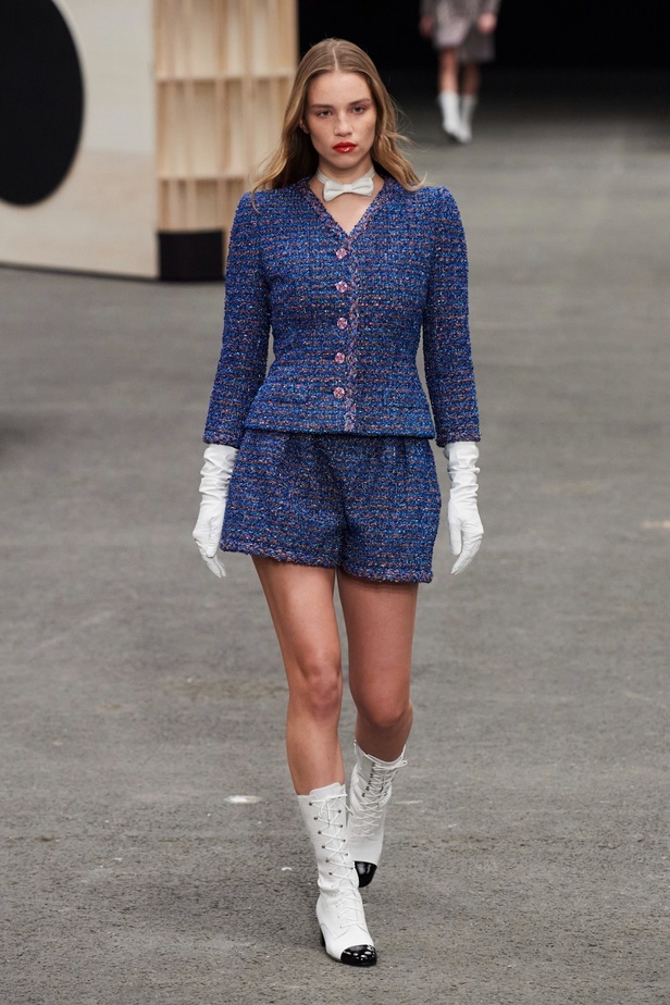 CHANEL تأخذنا في رحلة خيالية من وحي المنحوتات الأسطورية داخل شقة غابرييل شانيل