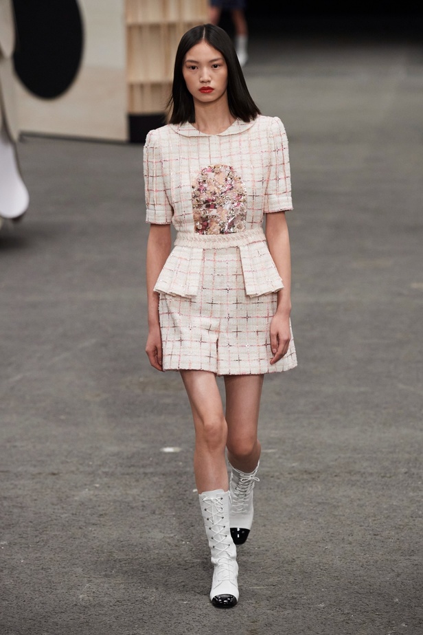 CHANEL تأخذنا في رحلة خيالية من وحي المنحوتات الأسطورية داخل شقة غابرييل شانيل