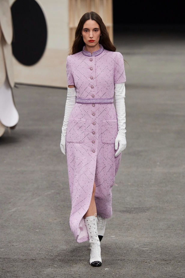 CHANEL تأخذنا في رحلة خيالية من وحي المنحوتات الأسطورية داخل شقة غابرييل شانيل