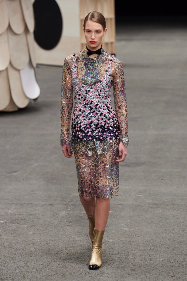 CHANEL تأخذنا في رحلة خيالية من وحي المنحوتات الأسطورية داخل شقة غابرييل شانيل