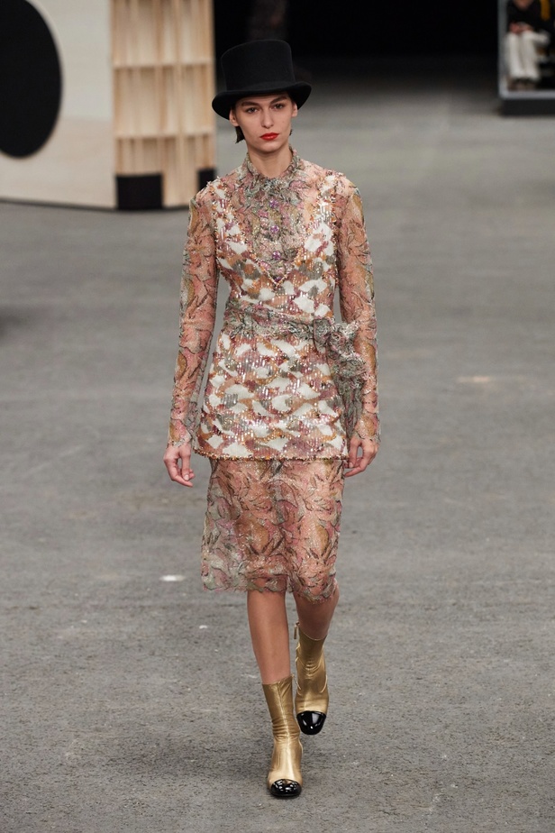 CHANEL تأخذنا في رحلة خيالية من وحي المنحوتات الأسطورية داخل شقة غابرييل شانيل