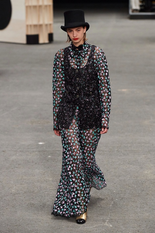 CHANEL تأخذنا في رحلة خيالية من وحي المنحوتات الأسطورية داخل شقة غابرييل شانيل