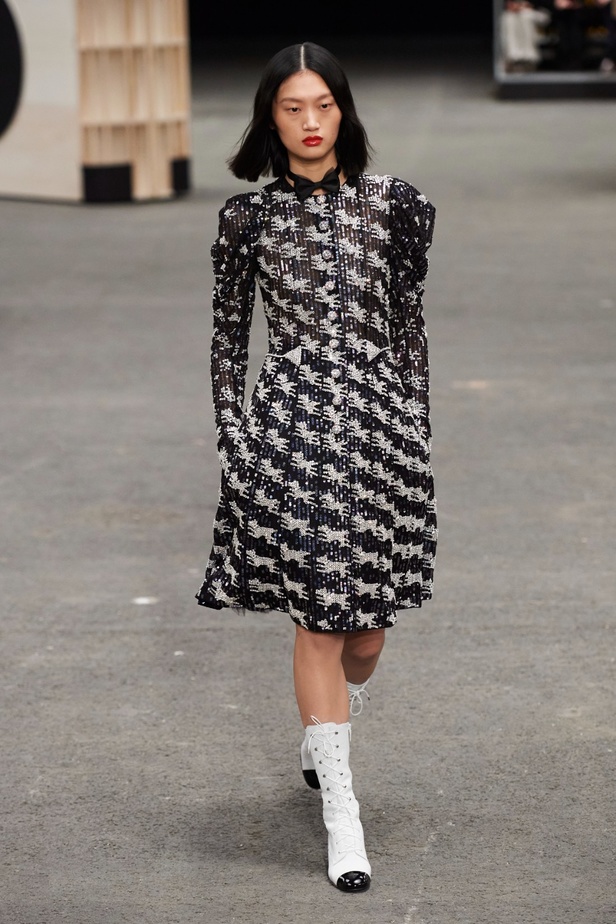 CHANEL تأخذنا في رحلة خيالية من وحي المنحوتات الأسطورية داخل شقة غابرييل شانيل