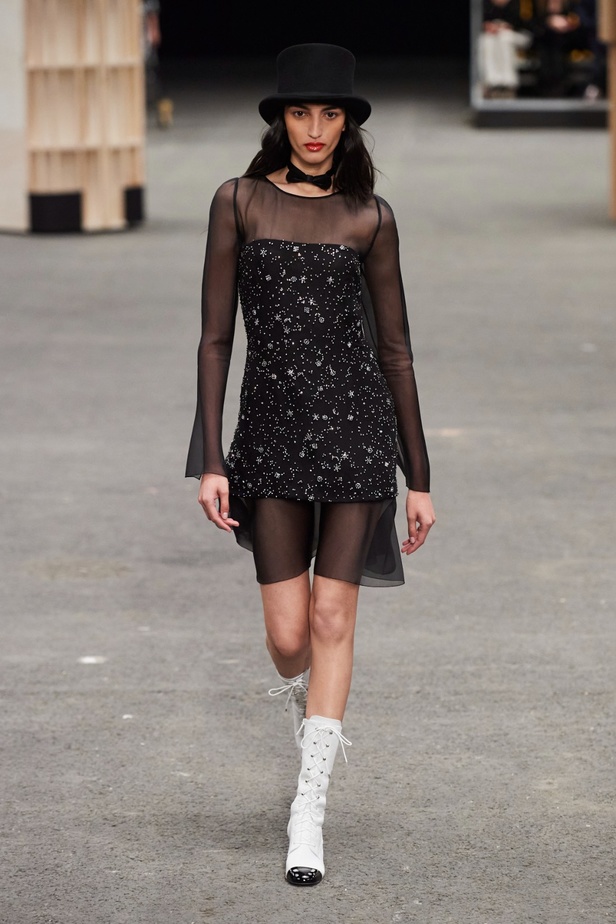 CHANEL تأخذنا في رحلة خيالية من وحي المنحوتات الأسطورية داخل شقة غابرييل شانيل