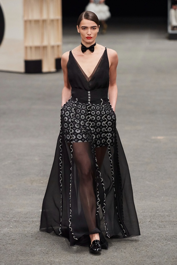 CHANEL تأخذنا في رحلة خيالية من وحي المنحوتات الأسطورية داخل شقة غابرييل شانيل