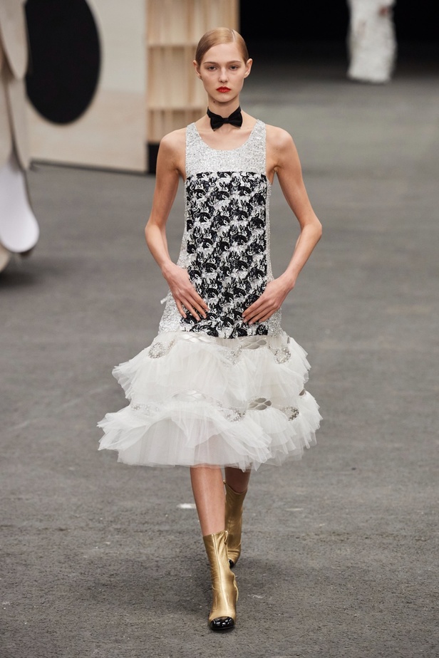 CHANEL تأخذنا في رحلة خيالية من وحي المنحوتات الأسطورية داخل شقة غابرييل شانيل