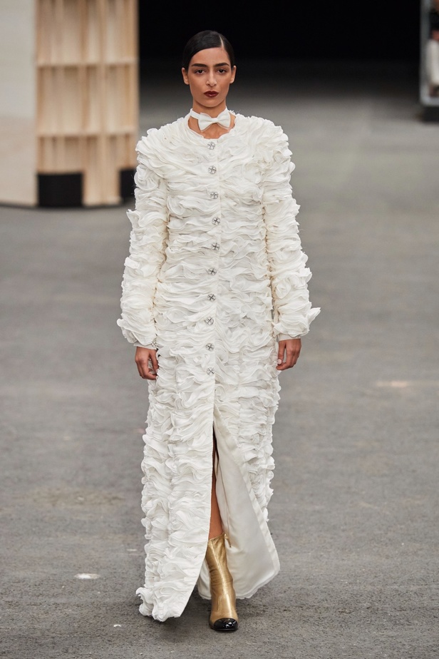 CHANEL تأخذنا في رحلة خيالية من وحي المنحوتات الأسطورية داخل شقة غابرييل شانيل