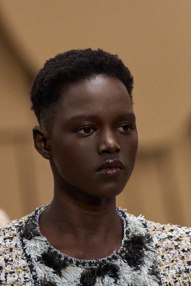 اطلالات جمالية من عرض شانيل للأزياء الراقية