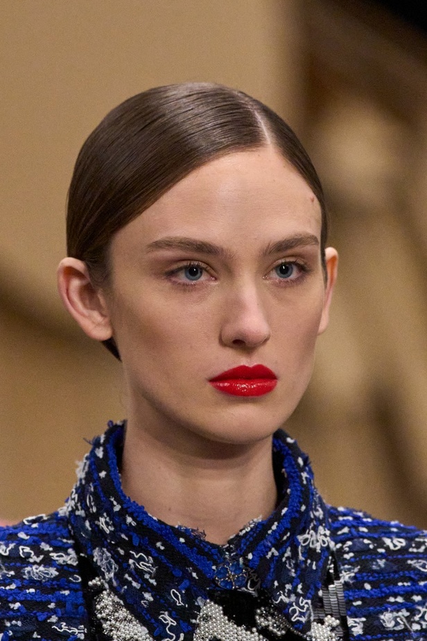 اطلالات جمالية من عرض شانيل للأزياء الراقية