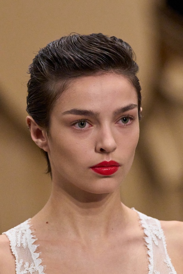 اطلالات جمالية من عرض شانيل للأزياء الراقية