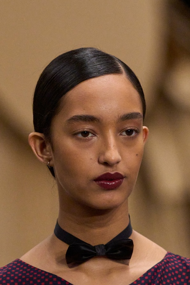 اطلالات جمالية من عرض شانيل للأزياء الراقية