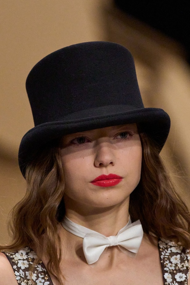 اطلالات جمالية من عرض شانيل للأزياء الراقية