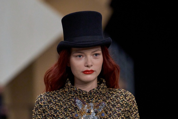 اطلالات جمالية من عرض شانيل للأزياء الراقية