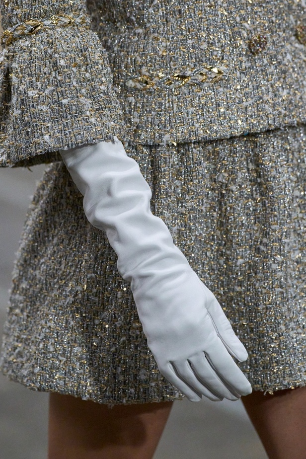 CHANEL تأخذنا في رحلة خيالية من وحي المنحوتات الأسطورية داخل شقة غابرييل شانيل