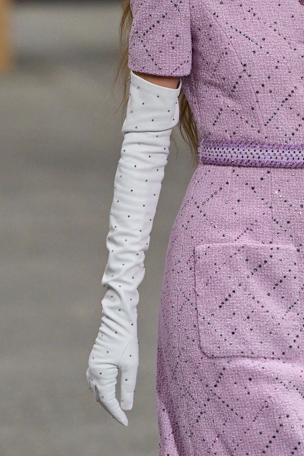 CHANEL تأخذنا في رحلة خيالية من وحي المنحوتات الأسطورية داخل شقة غابرييل شانيل