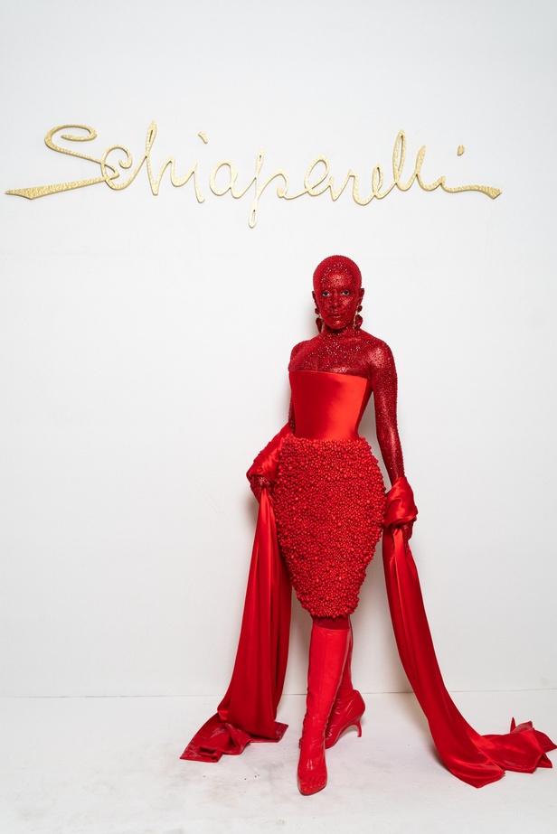 كايلي جينر تخطف الأنظار برأس الأسد في عرض Schiaparelli