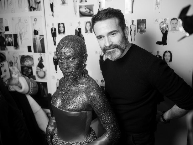 كايلي جينر تخطف الأنظار برأس الأسد في عرض Schiaparelli