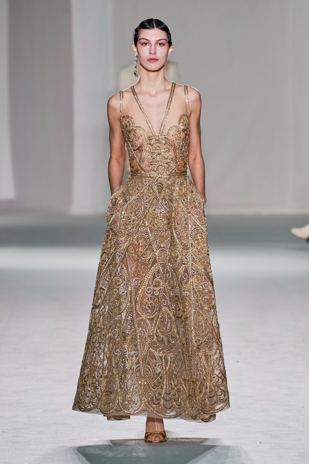 "الفجر الذهبي"... مجموعة إيلي صعب ملكية غارقة بالتطريز والزخرفة