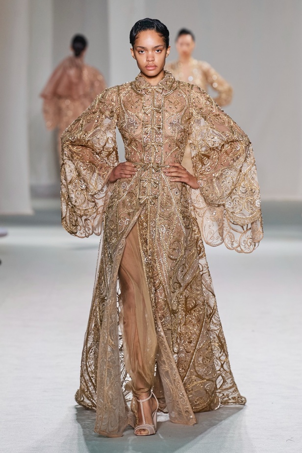 "الفجر الذهبي"... مجموعة إيلي صعب ملكية غارقة بالتطريز والزخرفة