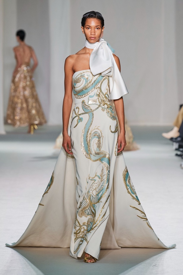 "الفجر الذهبي"... مجموعة إيلي صعب ملكية غارقة بالتطريز والزخرفة