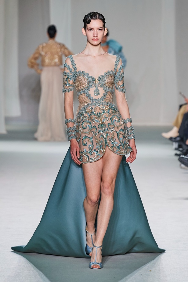 "الفجر الذهبي"... مجموعة إيلي صعب ملكية غارقة بالتطريز والزخرفة