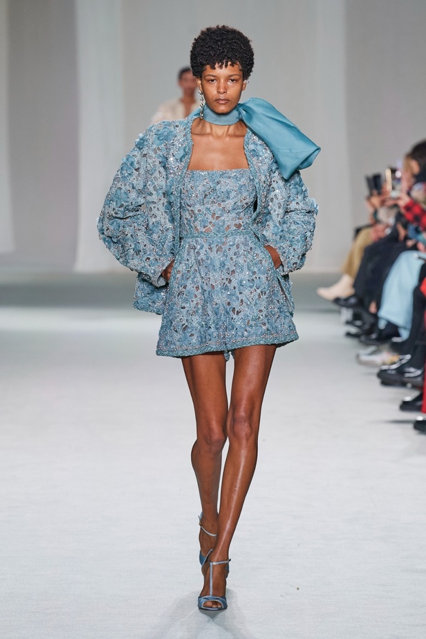 "الفجر الذهبي"... مجموعة إيلي صعب ملكية غارقة بالتطريز والزخرفة