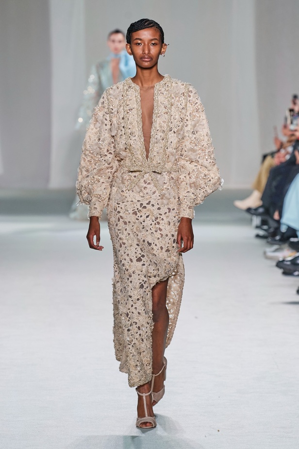 "الفجر الذهبي"... مجموعة إيلي صعب ملكية غارقة بالتطريز والزخرفة