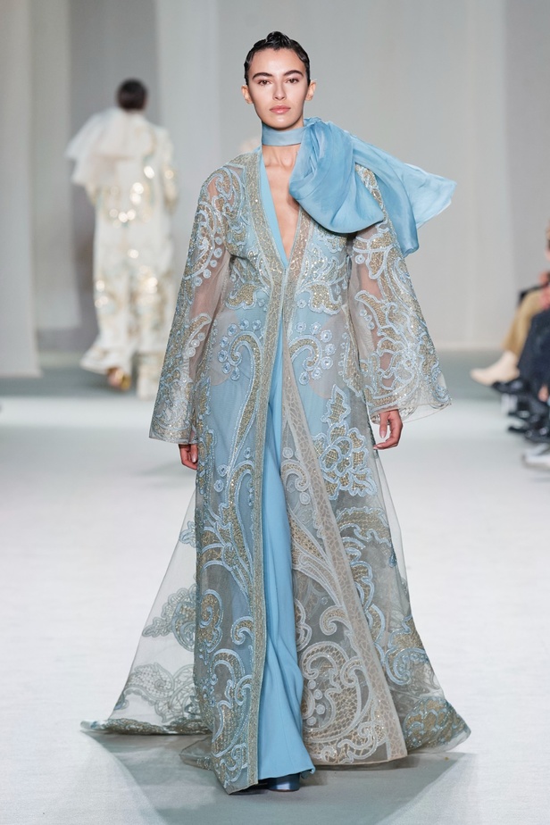 "الفجر الذهبي"... مجموعة إيلي صعب ملكية غارقة بالتطريز والزخرفة