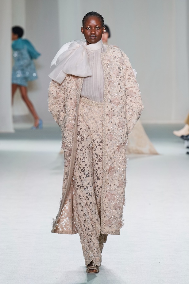 "الفجر الذهبي"... مجموعة إيلي صعب ملكية غارقة بالتطريز والزخرفة