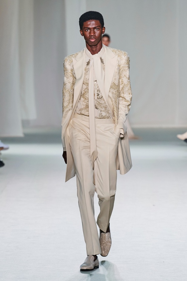 "الفجر الذهبي"... مجموعة إيلي صعب ملكية غارقة بالتطريز والزخرفة