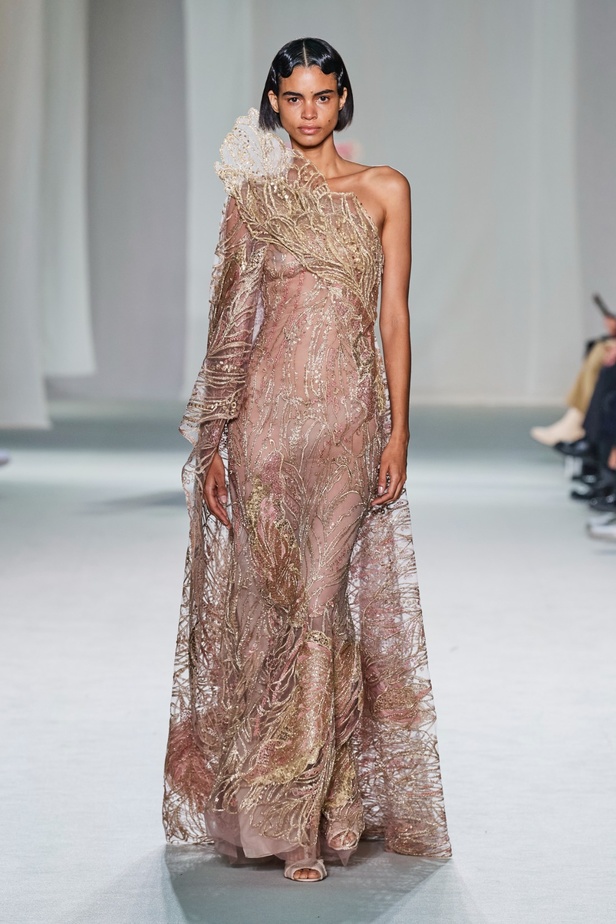 "الفجر الذهبي"... مجموعة إيلي صعب ملكية غارقة بالتطريز والزخرفة