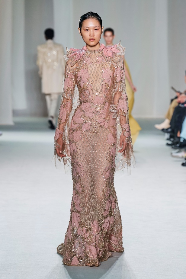 "الفجر الذهبي"... مجموعة إيلي صعب ملكية غارقة بالتطريز والزخرفة