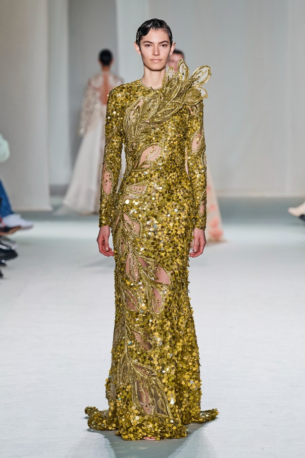 "الفجر الذهبي"... مجموعة إيلي صعب ملكية غارقة بالتطريز والزخرفة