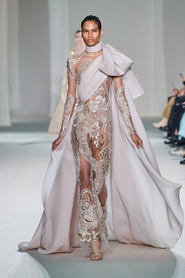 "الفجر الذهبي"... مجموعة إيلي صعب ملكية غارقة بالتطريز والزخرفة