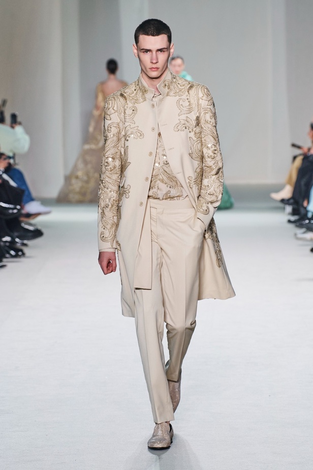 "الفجر الذهبي"... مجموعة إيلي صعب ملكية غارقة بالتطريز والزخرفة