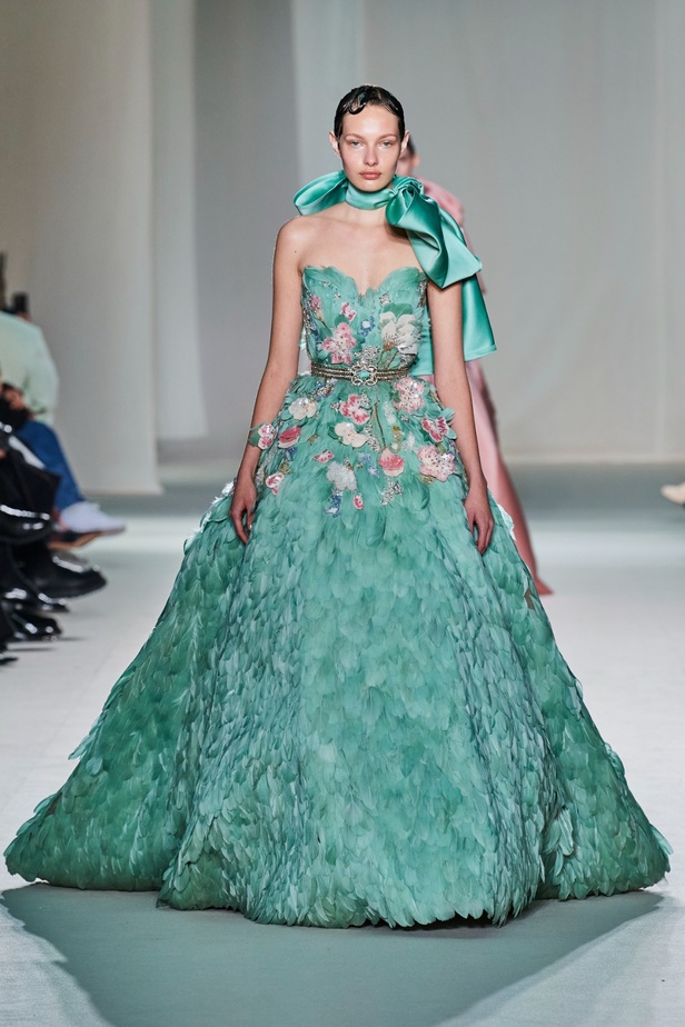 "الفجر الذهبي"... مجموعة إيلي صعب ملكية غارقة بالتطريز والزخرفة