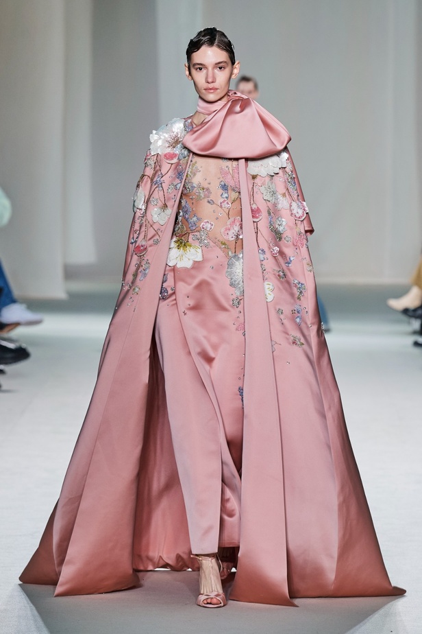 "الفجر الذهبي"... مجموعة إيلي صعب ملكية غارقة بالتطريز والزخرفة