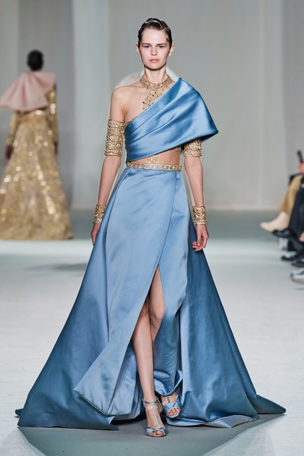 "الفجر الذهبي"... مجموعة إيلي صعب ملكية غارقة بالتطريز والزخرفة