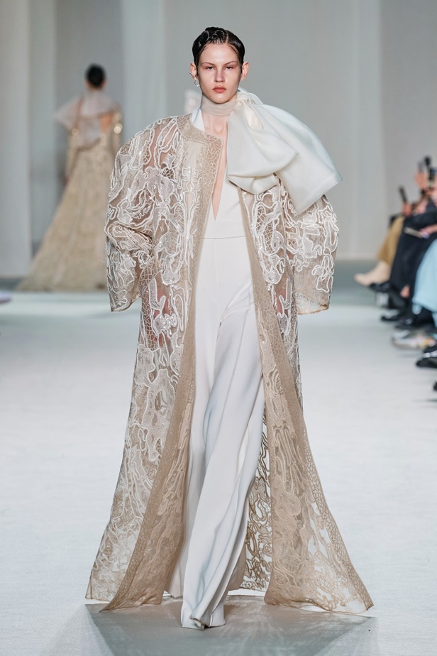 "الفجر الذهبي"... مجموعة إيلي صعب ملكية غارقة بالتطريز والزخرفة