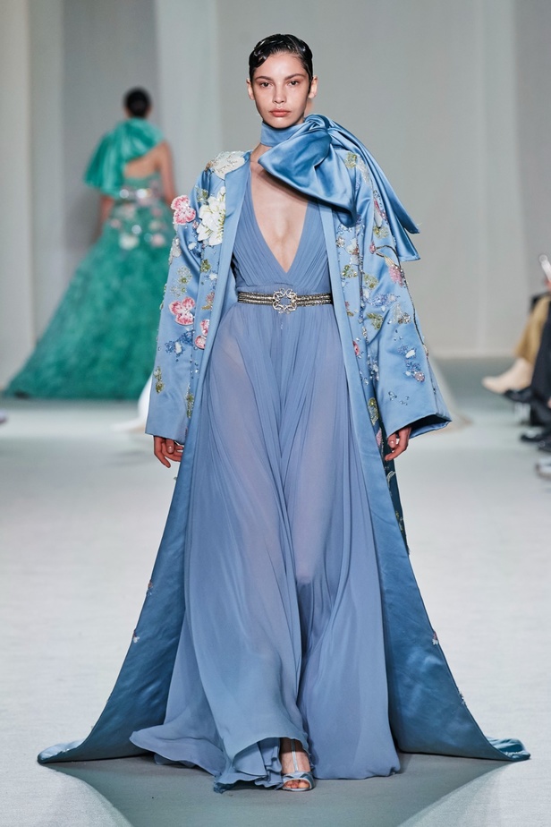 "الفجر الذهبي"... مجموعة إيلي صعب ملكية غارقة بالتطريز والزخرفة