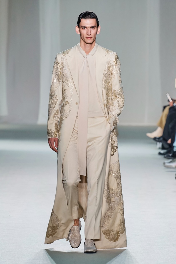 "الفجر الذهبي"... مجموعة إيلي صعب ملكية غارقة بالتطريز والزخرفة