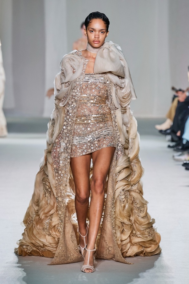 "الفجر الذهبي"... مجموعة إيلي صعب ملكية غارقة بالتطريز والزخرفة