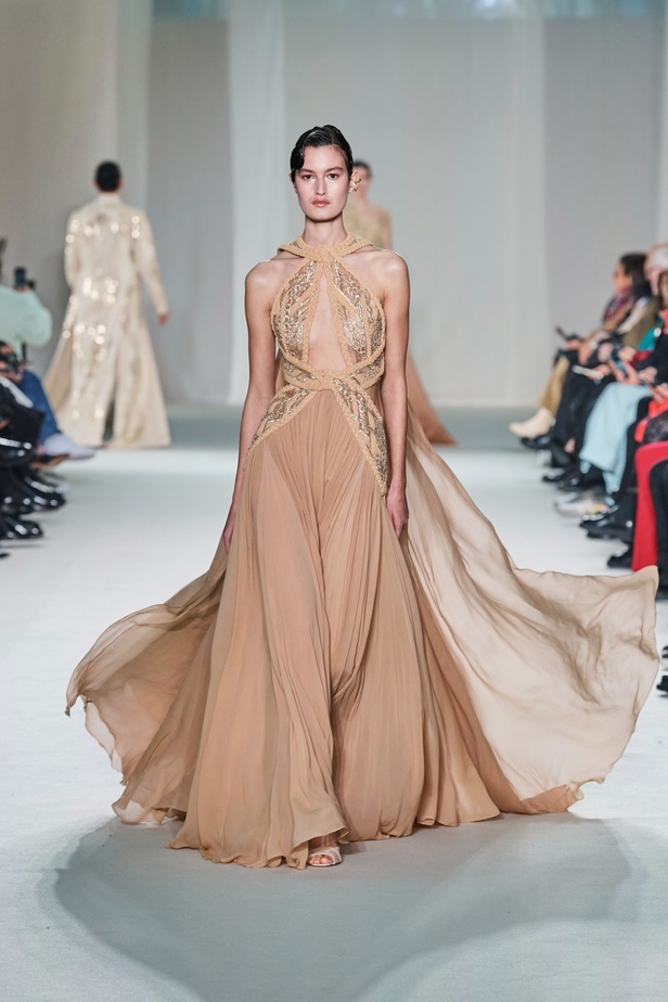 "الفجر الذهبي"... مجموعة إيلي صعب ملكية غارقة بالتطريز والزخرفة