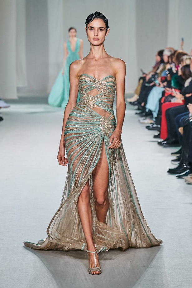 "الفجر الذهبي"... مجموعة إيلي صعب ملكية غارقة بالتطريز والزخرفة