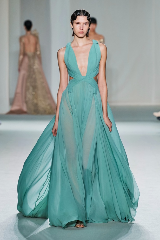 "الفجر الذهبي"... مجموعة إيلي صعب ملكية غارقة بالتطريز والزخرفة